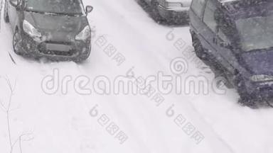 停车场的雪中车。 暴风雪。 冬天降雪。